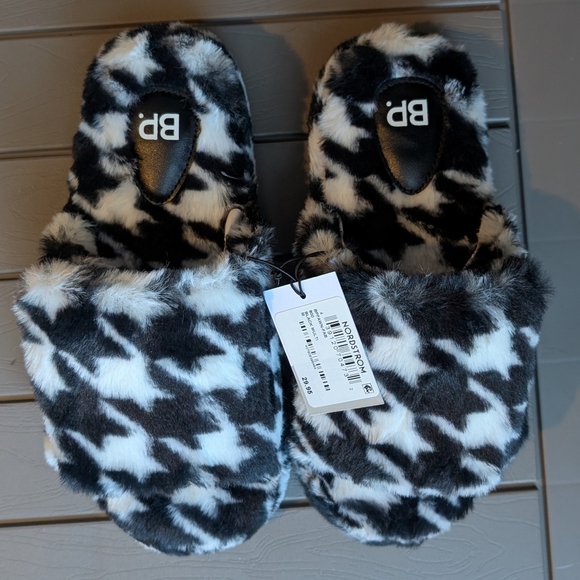 NWT Nordstrom BP fuzzy faux fur houndstooth slide slippers black white size 7 8 - Picture 2 of 5